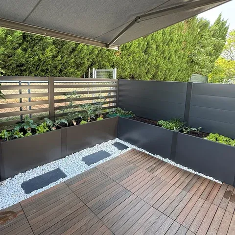 Customer photo of a Biohort DaVinci planting bed with trellis and privacy screen